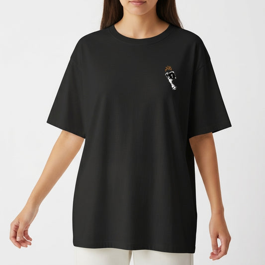 Camiseta com estampa frontal de uma estátua em preto e branco com uma coroa dourada, focando em detalhes faciais clássicos e expressivos.