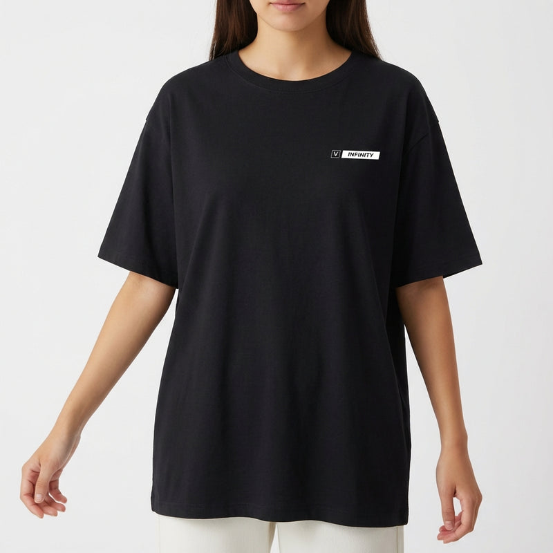 Camiseta com estampa frontal de um pequeno retângulo contendo o texto "INFINITY" em letras grandes e um símbolo ao lado, ambos dentro de um fundo claro.