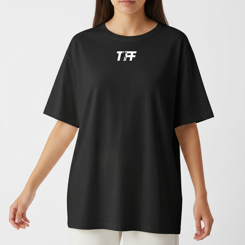 Camiseta com estampa frontal de "T FF" estilizado e figura entre as letras e estampa traseira de "TEAM FF" em letras maiúsculas.