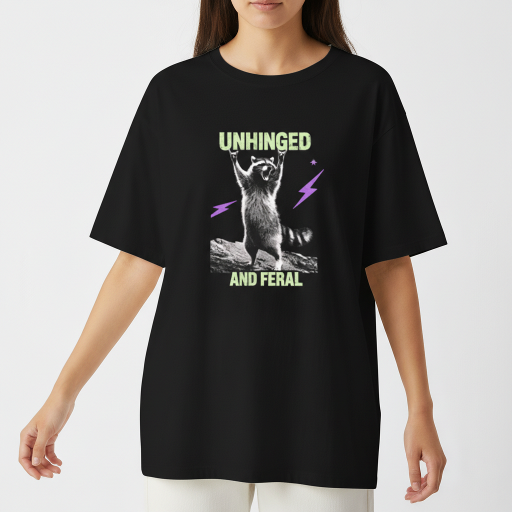 "Camiseta oversized - Unhinged and Feral" Camiseta Oversized Básica