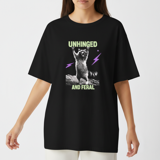 "Camiseta oversized - Unhinged and Feral" Camiseta Oversized Básica