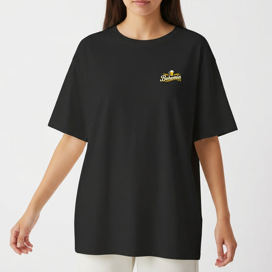 Camiseta com estampa frontal de um pequeno logotipo detalhado centralizado, trazendo elementos textuais estilizados e um ícone sutil acompanhado.