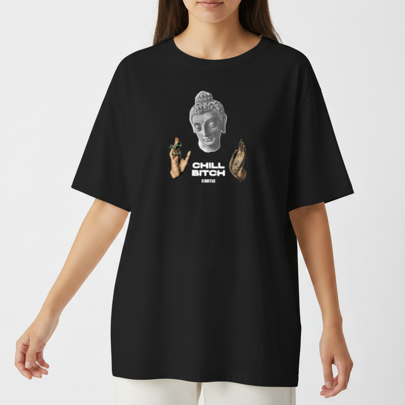 Camiseta com estampa frontal de cabeça de estátua em estilo clássico, mãos gesticulando e texto centralizado "Chill Bitch" acompanhado de pequeno texto inferior.