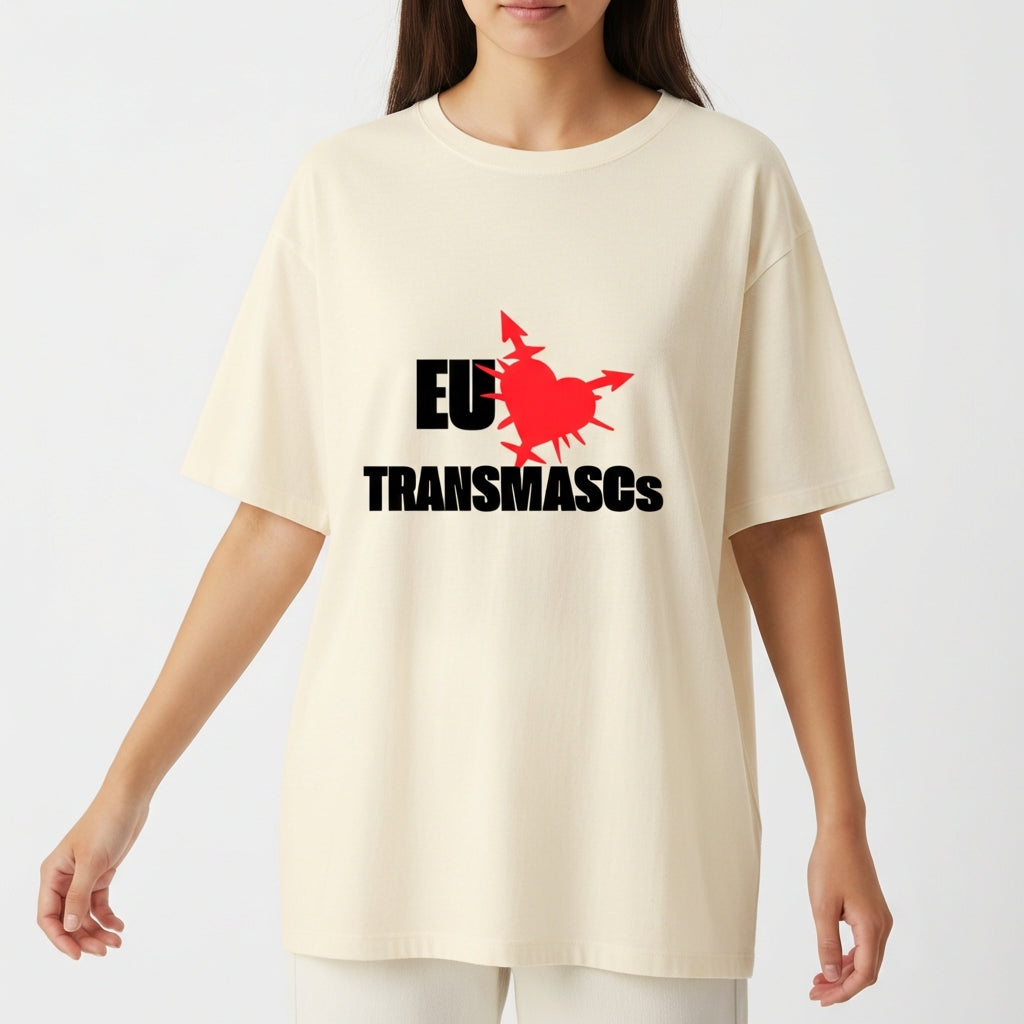 Camiseta com estampa frontal de texto estilizado "EU ♥ TRANSMASCS" com símbolo centralizado de coração e flechas e estampa traseira de símbolo minimalista.