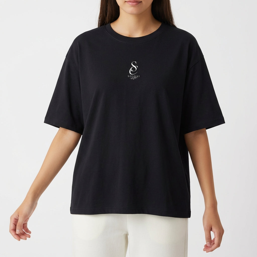 "CAMISETA "CARMED DE CEREJA" MERCH SOSSAI & CO. - OVERSIZED" Camiseta Oversized Básica