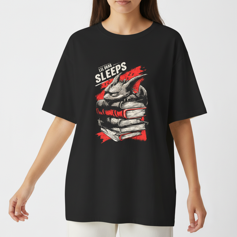 "Camiseta oversized - Lil Drag sleeps" Camiseta Oversized Básica
