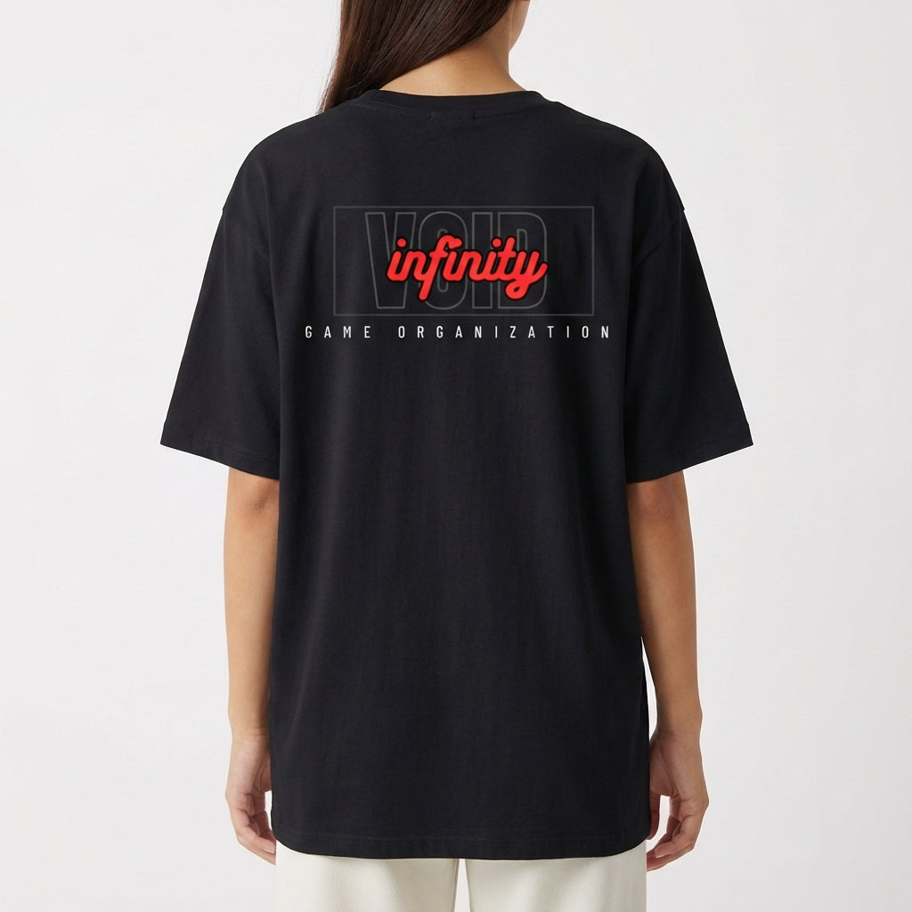 Camiseta com estampa traseira de "VOID" em contorno com "infinity" em destaque no centro, acompanhada pela inscrição "GAME ORGANIZATION" abaixo.