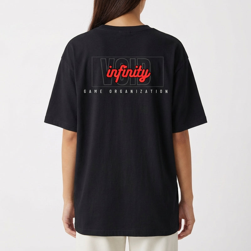 Camiseta com estampa traseira de "VOID" em contorno com "infinity" em destaque no centro, acompanhada pela inscrição "GAME ORGANIZATION" abaixo.