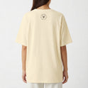 Camiseta com estampa frontal de coração estilizado e palavras em destaque ao redor, e estampa traseira de gráfico circular com palavras dispostas radialmente.
