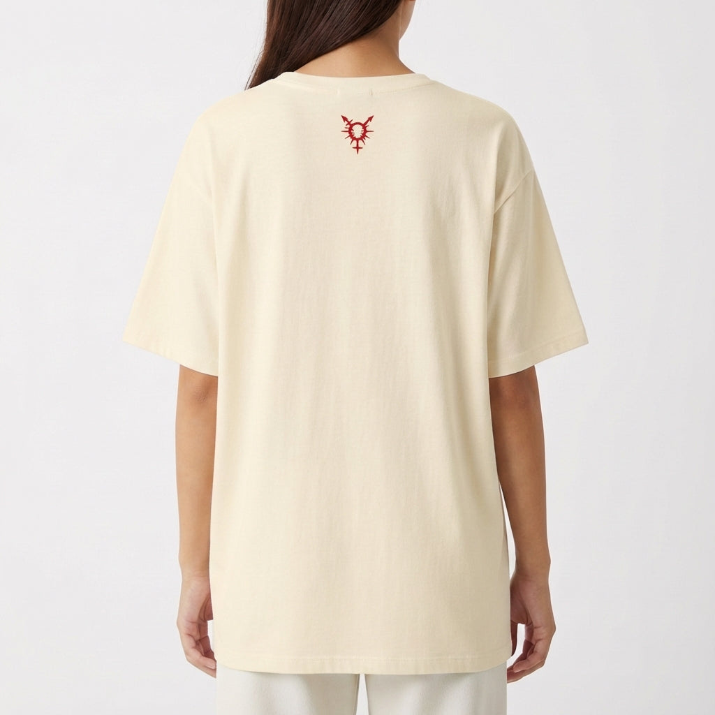 Camiseta com estampa frontal de texto estilizado "EU ♥ TRANSMASCS" com símbolo centralizado de coração e flechas e estampa traseira de símbolo minimalista.