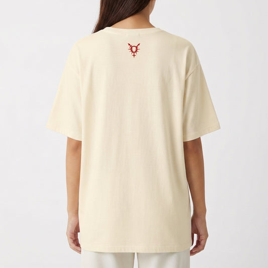 Camiseta com estampa frontal de texto estilizado "EU ♥ TRANSMASCS" com símbolo centralizado de coração e flechas e estampa traseira de símbolo minimalista.