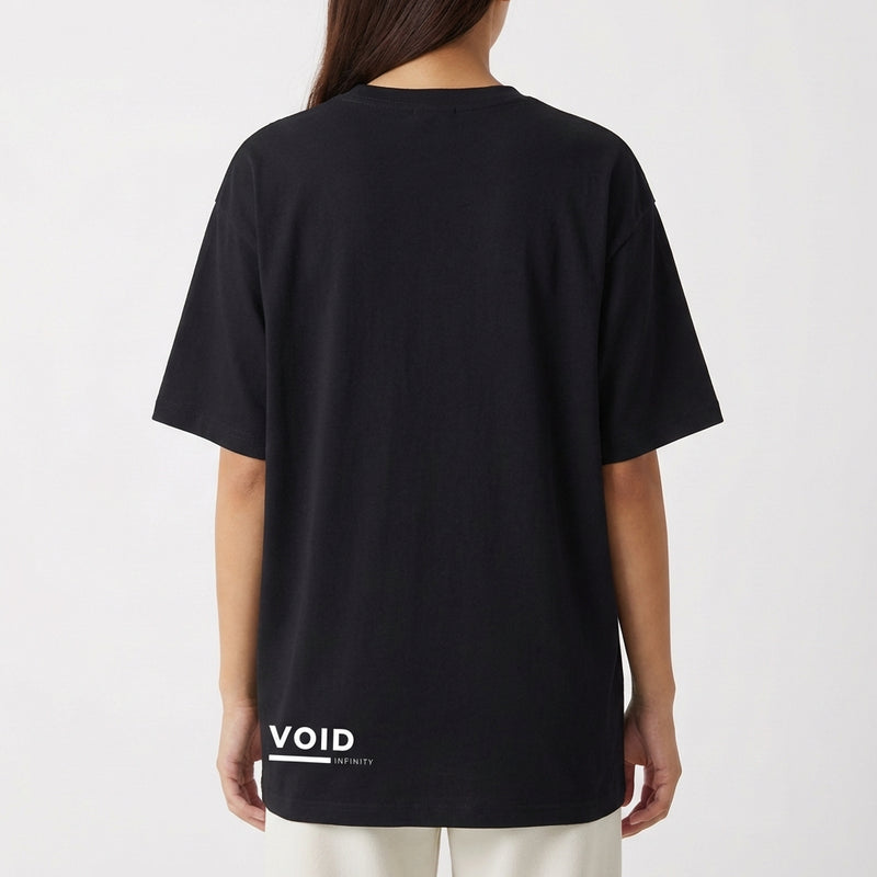 Camiseta com estampa traseira de logotipo "VOID INFINITY" estilizado, com a palavra "VOID" em destaque acima de uma linha horizontal.