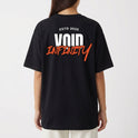 Camiseta com estampa traseira de "ESTD 2025 VOID INFINITY" em tipografia marcante, combinando estilos modernos com um toque ousado.