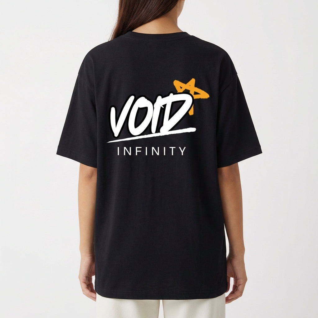 Camiseta com estampa traseira de texto "VOID" estilizado com uma estrela ao fundo e a palavra "INFINITY" logo abaixo, em um design moderno e impactante.