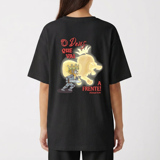 "CAMISETA OVERSIZED O DEUS QUE VAI A FRENTE" Camiseta Oversized Básica