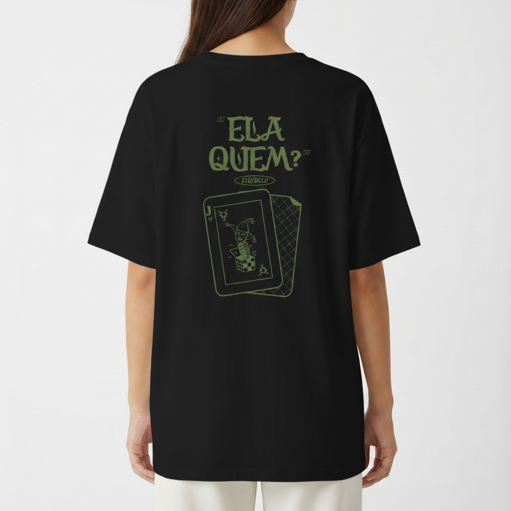 Camiseta com estampa frontal de símbolo geométrico semelhante a um inseto estilizado e estampa traseira de cartas com frase estilizada e imagem de coringa.