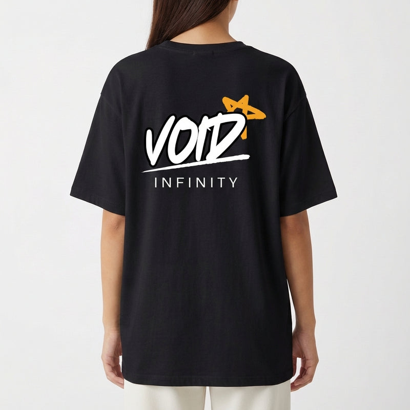 Camiseta com estampa traseira de texto "VOID" em estilo gráfico, estrela laranja estilizada no canto superior direito e palavra "INFINITY" logo abaixo.