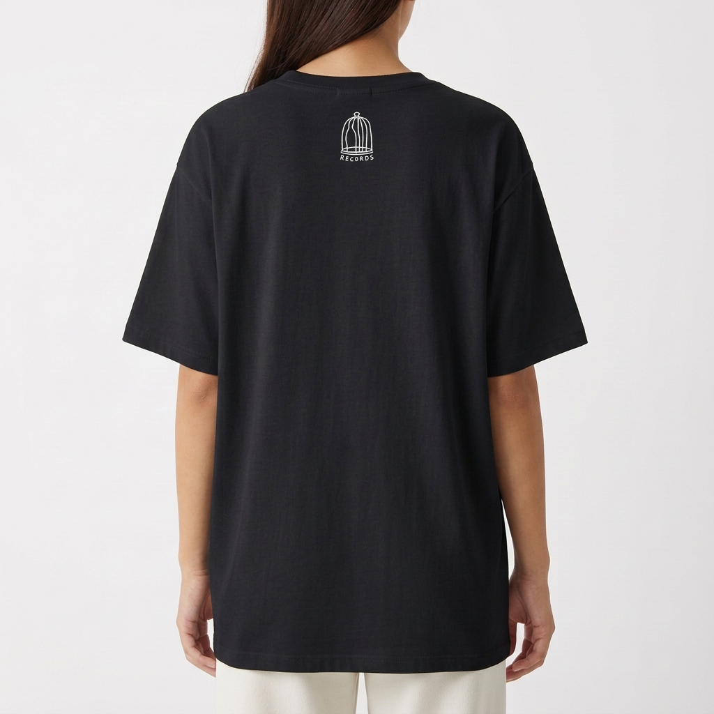 "Camiseta Oversized Básica - Eu Canto a Maldição (P&B)" Camiseta Oversized Básica