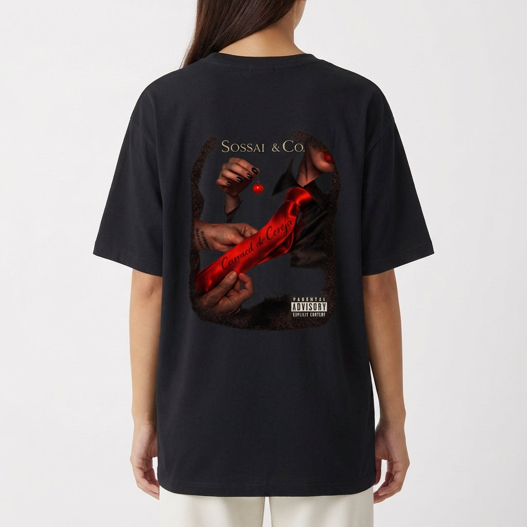"CAMISETA "CARMED DE CEREJA" MERCH SOSSAI & CO. - OVERSIZED" Camiseta Oversized Básica