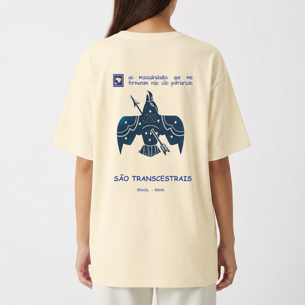 Camiseta com estampa frontal de figura geométrica abstrata e estampa traseira de pássaro estilizado com frases e elementos gráficos variados.