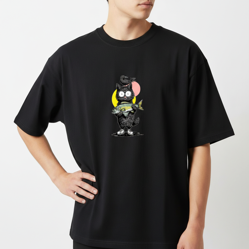 Camiseta com estampa frontal de um personagem peludo segurando um peixe, com um pássaro pousado na cabeça, sobre círculos amarelo e rosa.