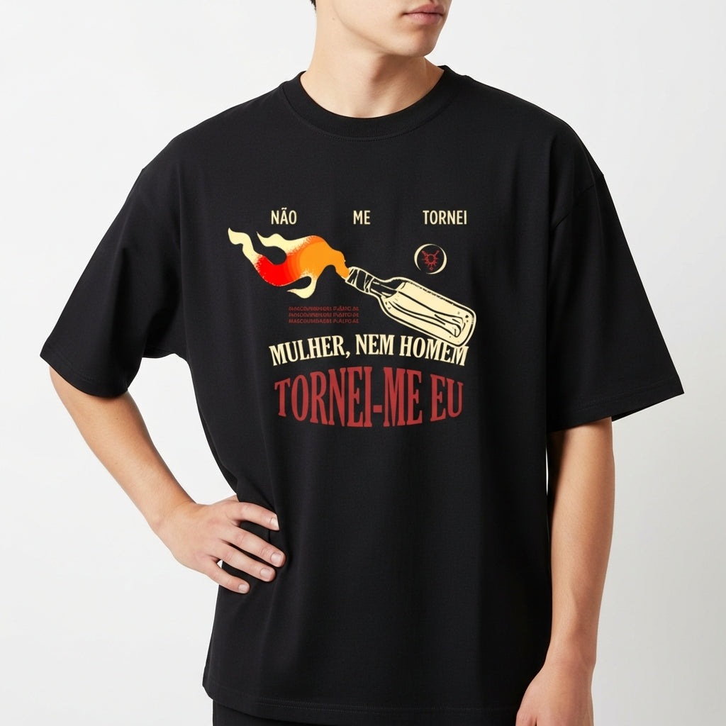 Camiseta com estampa frontal de coquetel Molotov com chamas e frases impactantes e estampa traseira de símbolo circular com cabeça de cervo estilizada.