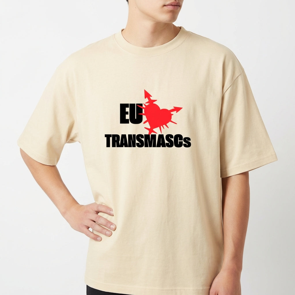 Camiseta com estampa frontal de texto estilizado "EU ♥ TRANSMASCS" com símbolo centralizado de coração e flechas e estampa traseira de símbolo minimalista.