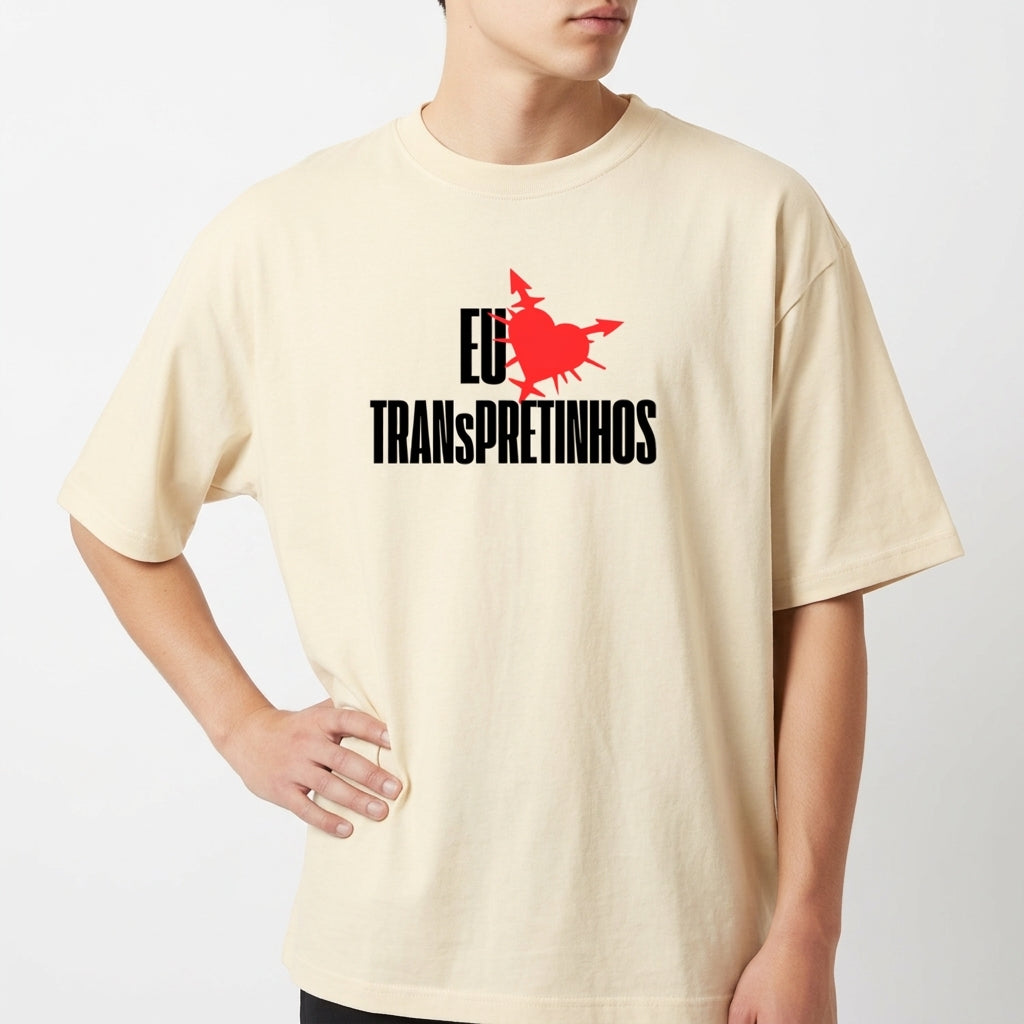 Camiseta com estampa frontal de coração estilizado e palavras em destaque ao redor, e estampa traseira de gráfico circular com palavras dispostas radialmente.