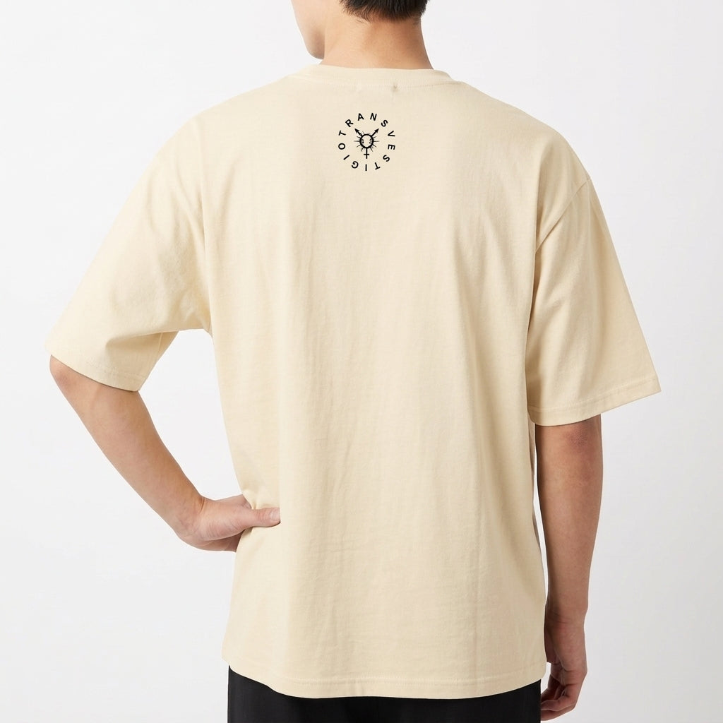 Camiseta com estampa frontal de coração estilizado e palavras em destaque ao redor, e estampa traseira de gráfico circular com palavras dispostas radialmente.
