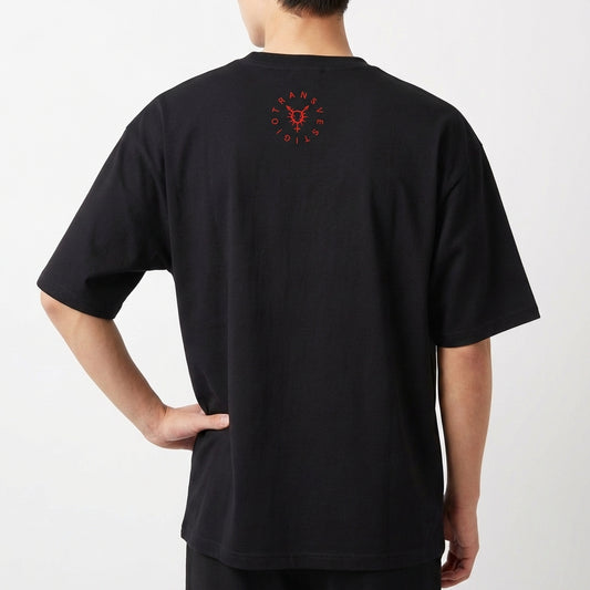 Camiseta com estampa frontal de coquetel Molotov com chamas e frases impactantes e estampa traseira de símbolo circular com cabeça de cervo estilizada.