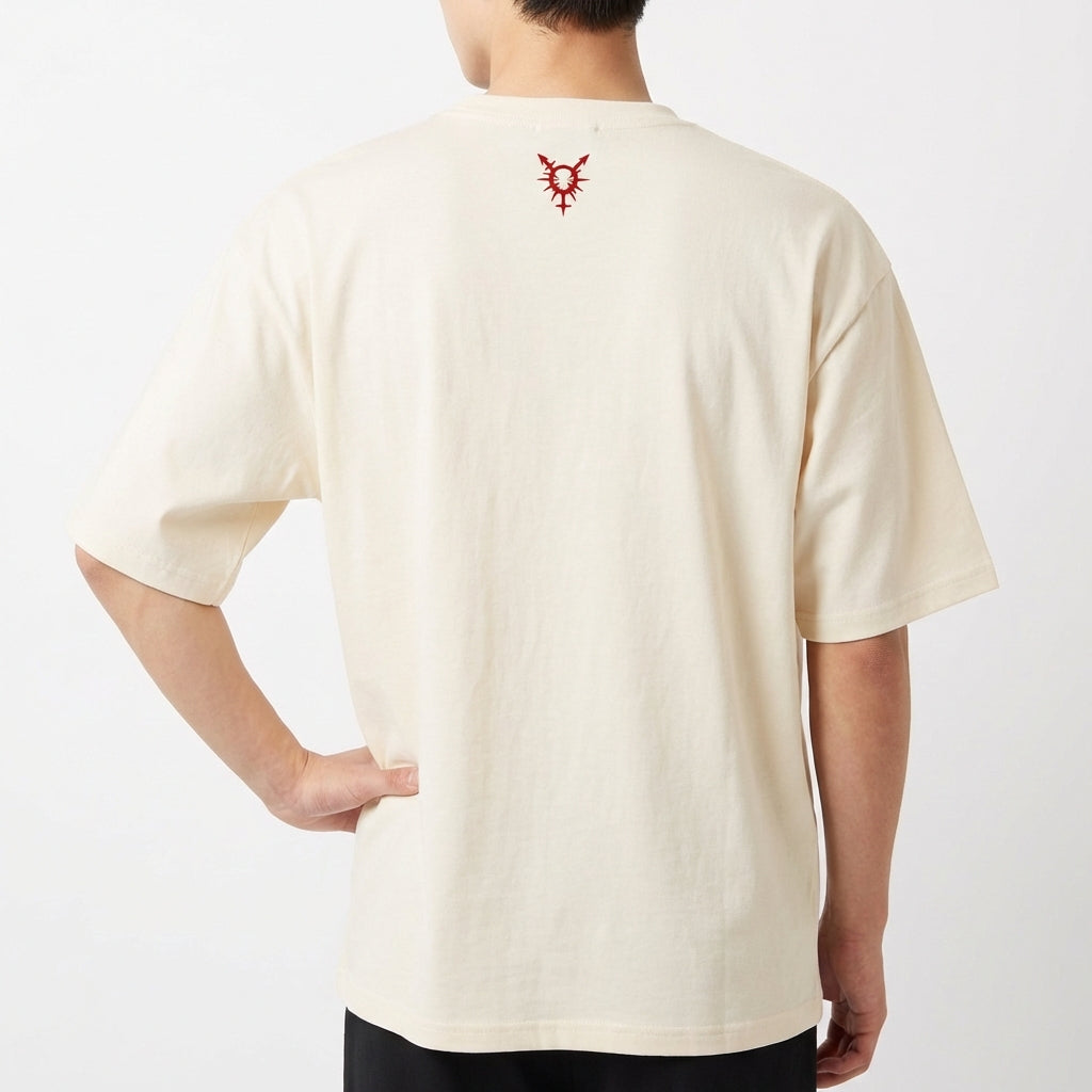 Camiseta com estampa frontal de texto estilizado "EU ♥ TRANSMASCS" com símbolo centralizado de coração e flechas e estampa traseira de símbolo minimalista.