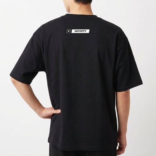 Camiseta com estampa traseira de retângulo preto e branco com texto "INFINITY" ao lado de um pequeno quadrado contendo a letra "V".