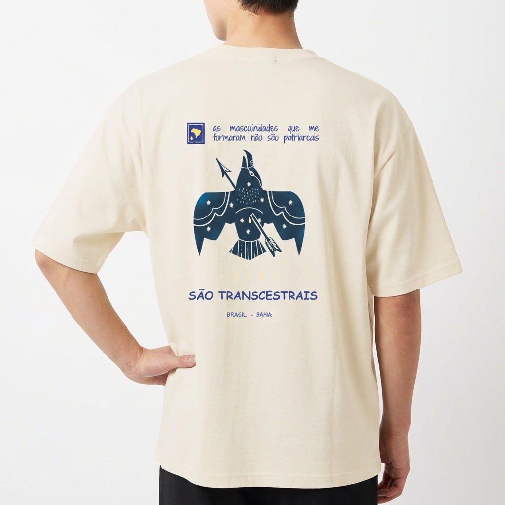 Camiseta com estampa frontal de figura geométrica abstrata e estampa traseira de pássaro estilizado com frases e elementos gráficos variados.