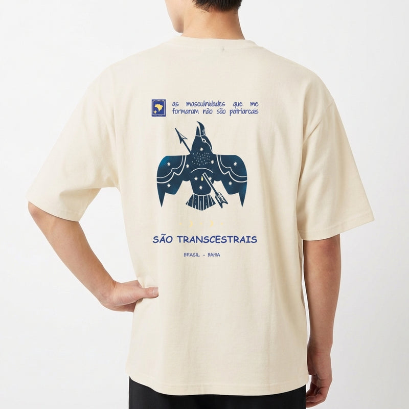 Camiseta com estampa frontal de figura geométrica abstrata e estampa traseira de pássaro estilizado com frases e elementos gráficos variados.