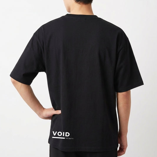 Camiseta com estampa traseira de "VOID INFINITY" em caracteres estilizados, localizados na parte inferior esquerda.