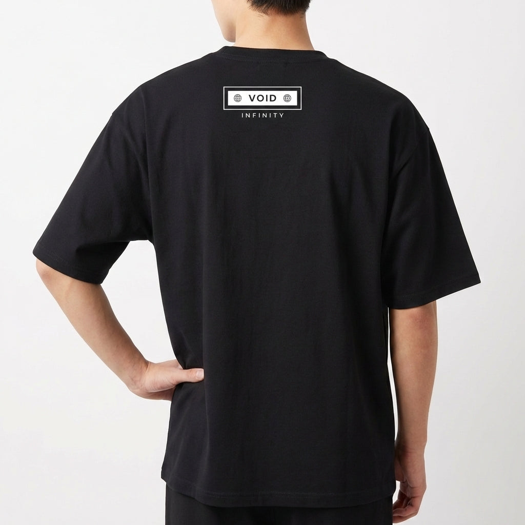 Camiseta com estampa traseira de retângulo contendo símbolos circulares nos cantos, a palavra "VOID" no centro, e abaixo "INFINITY" em fonte discreta.