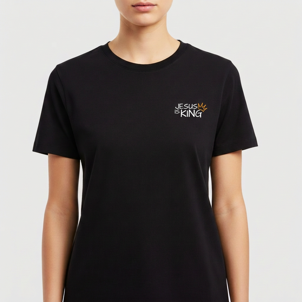 Camiseta com estampa frontal de "Jesus is King" decorada com uma coroa e estampa traseira apresentando cruz refletida na água com "Jesus is King".