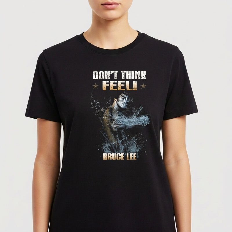 Camiseta com estampa frontal de um lutador em pose de ação rodeado por respingos de água, com frases "DON'T THINK, FEEL!" e "BRUCE LEE" em destaque.