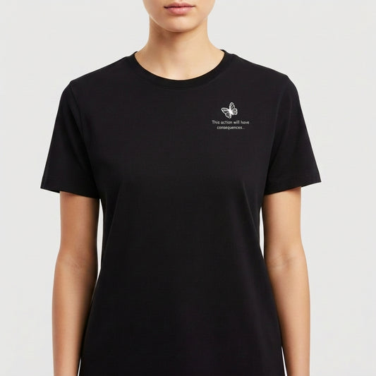 Camiseta com estampa frontal de uma borboleta detalhada acima da frase inspiradora "This world we made coming undone...".