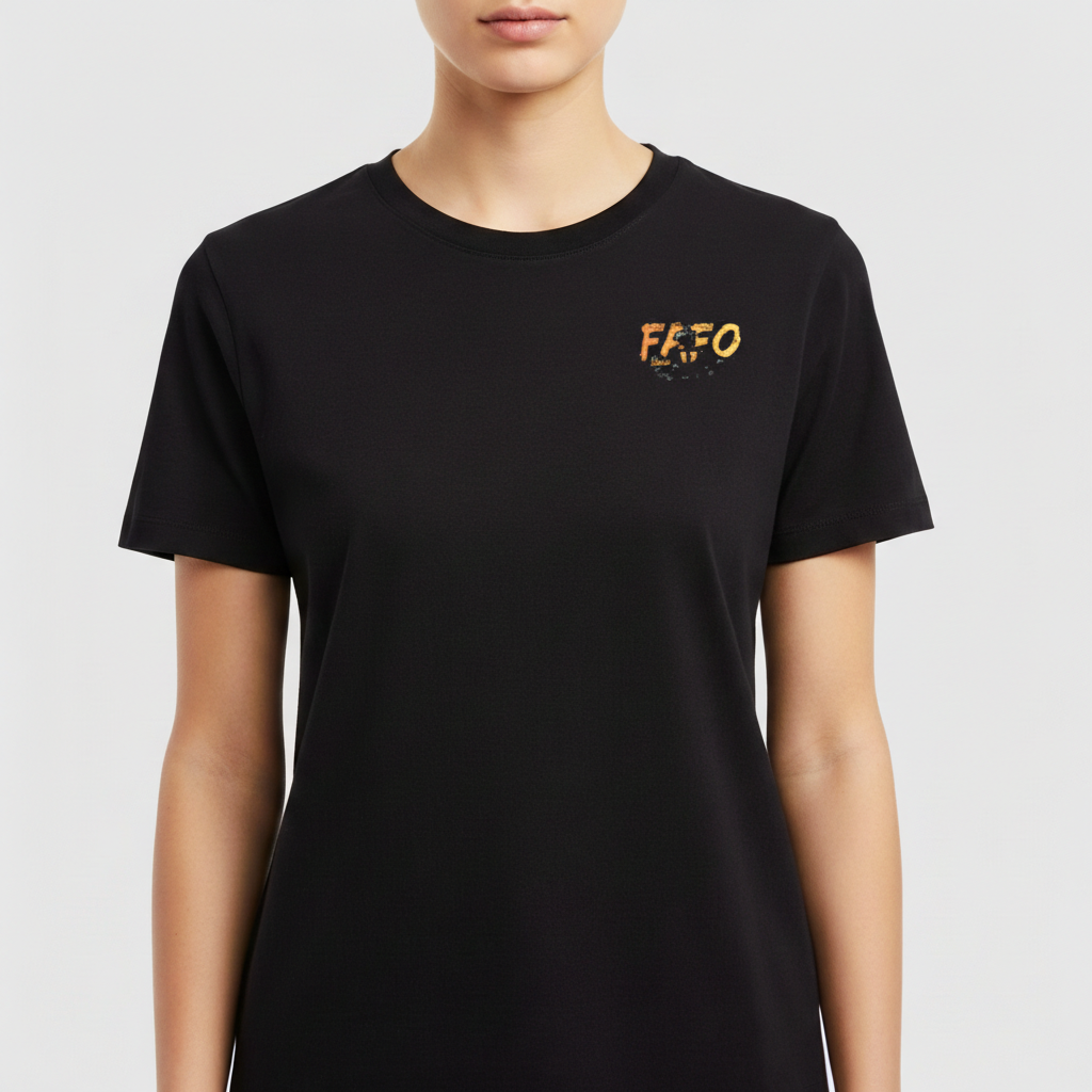 Camiseta com estampa frontal de "FAFO" estilizado e estampa traseira de ilustração com helicópteros, figura com venda e frases "Fuck Around" e "Find Out".