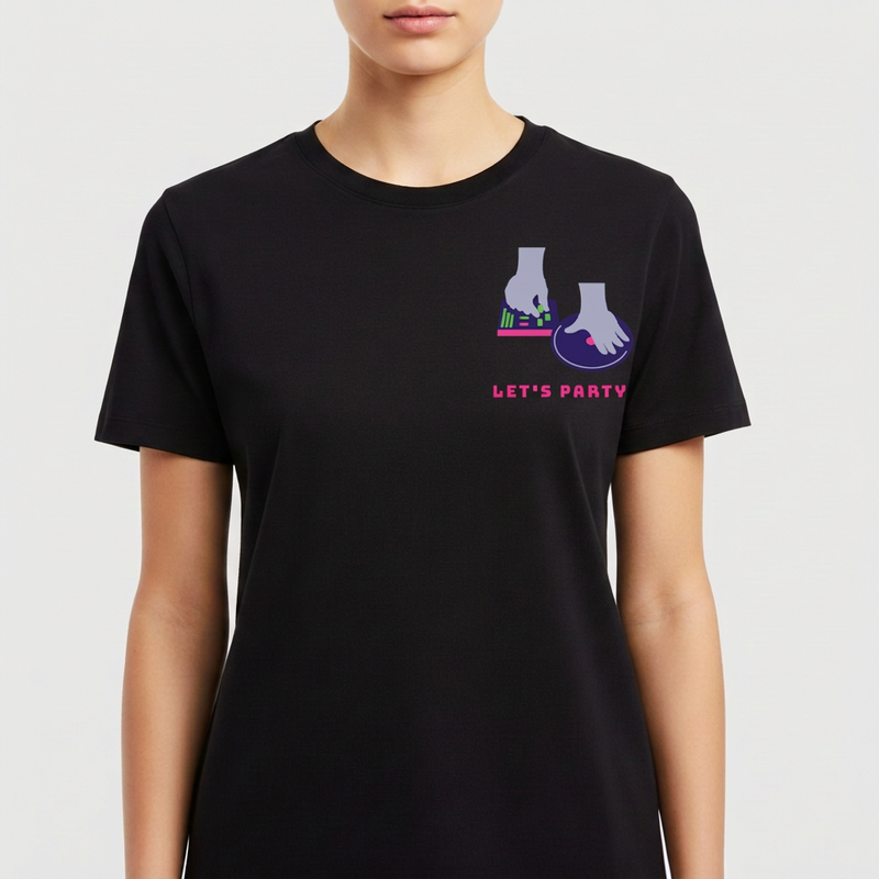 Camiseta com estampa frontal de mãos manipulando botões coloridos ao lado de um disco de vinil, acompanhada da frase "LET'S PARTY".