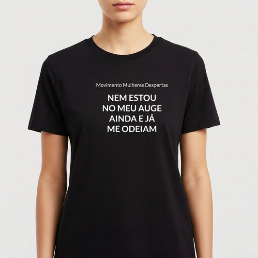 "NEM ESTOU NO MEU AUGE AINDA E JÁ ME ODEIAM" Camiseta Premium Unissex