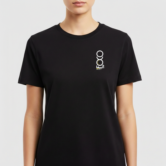 Camiseta com estampa frontal de letras dispostas verticalmente formando a palavra "FOCO", com detalhe circular estilizado e elemento gráfico linear no final.