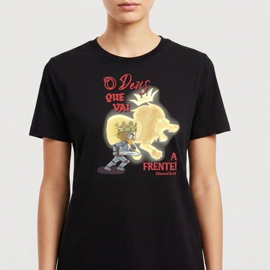 "CAMISETA O DEUS QUE VAI A FRENTE" Camiseta Premium Unissex