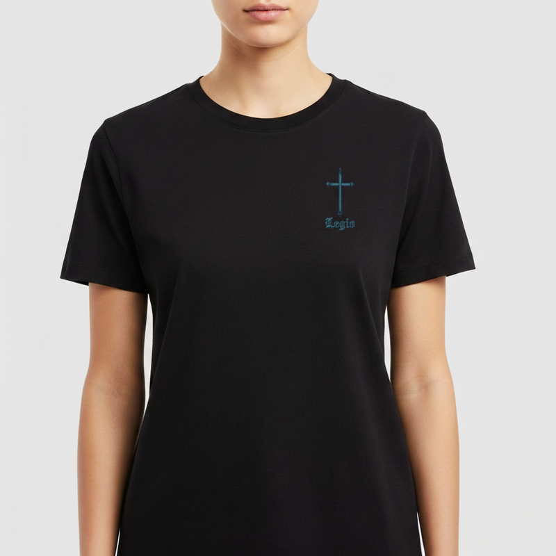 Camiseta com estampa frontal de cruz detalhada e escrito "Legio", e estampa traseira com esqueleto orando rodeado de caveiras e detalhes circulares.