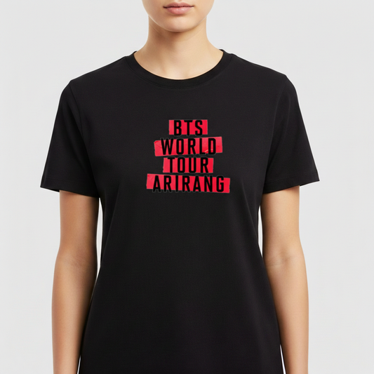 Camiseta com estampa frontal de texto "BTS World Tour Arirang" em letras maiúsculas sobre faixas horizontais sobrepostas.