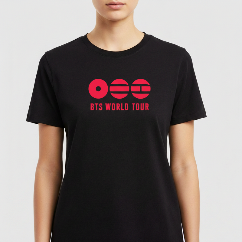 Camiseta com estampa frontal de três círculos estilizados e texto "BTS WORLD TOUR" abaixo, em um design clean e moderno.