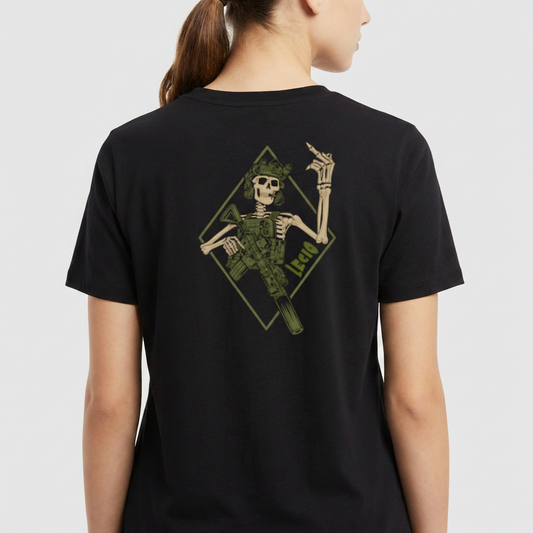Camiseta com estampa frontal de punho fechado com dedos estendidos e "Lego" em estilo estilizado, e estampa traseira de esqueleto armado em moldura geométrica.