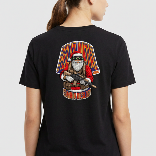 Camiseta com estampa frontal de pequeno logotipo quadrado e estampa traseira de Papai Noel em estilo militar segurando rifle, com texto "Feliz Natal!".