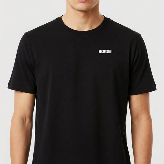 "ESCAPES ME BLACK" Camiseta Premium Unissex